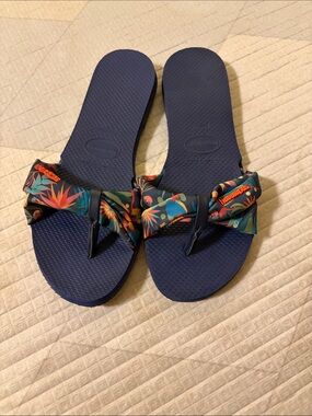 Havaianas Navy Flip Flops with Tropical Bow Strap
